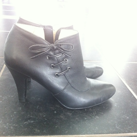 Naturalizer black leather ankle boots - size 5B / 5M - Picture 3 of 3